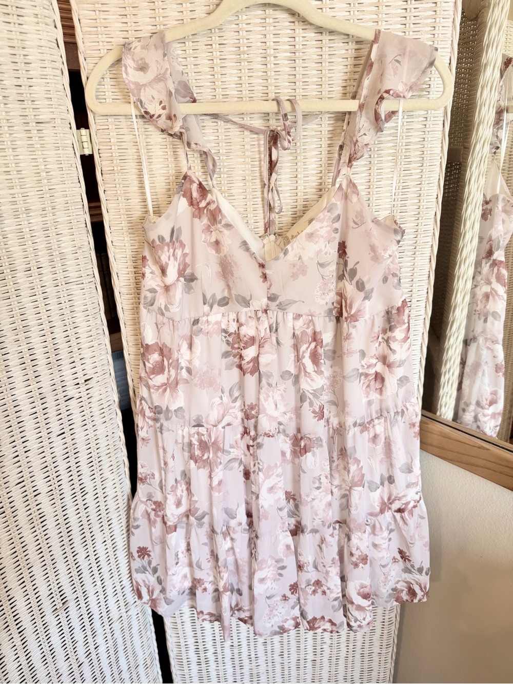Astr Floral Spaghetti-Strap Dress in Pale Pink & Blush size large